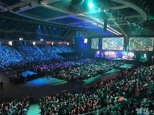 但背后也映 但背后也映